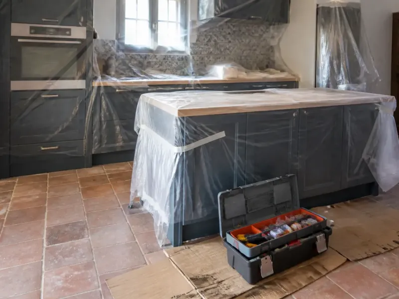 Cuisine de particulier en travaux, meubles et sol protégés par des bâches