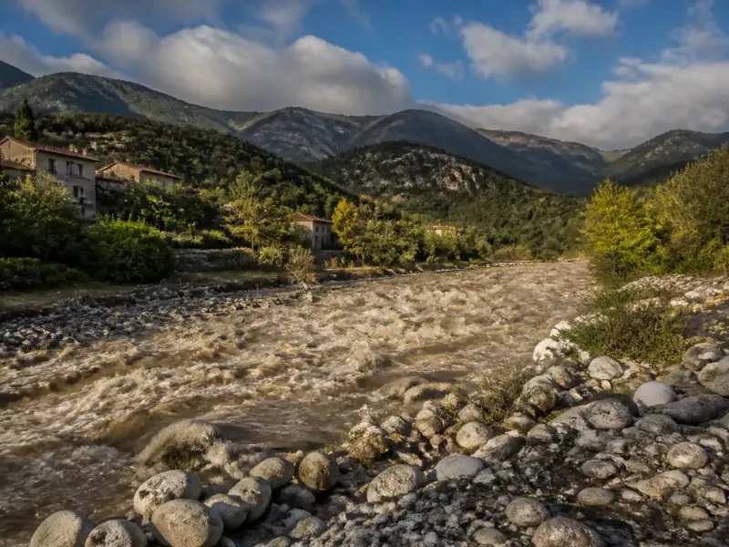 Lit de torrent caillouteux au pied des Préalpes près de Digne-les-Bains